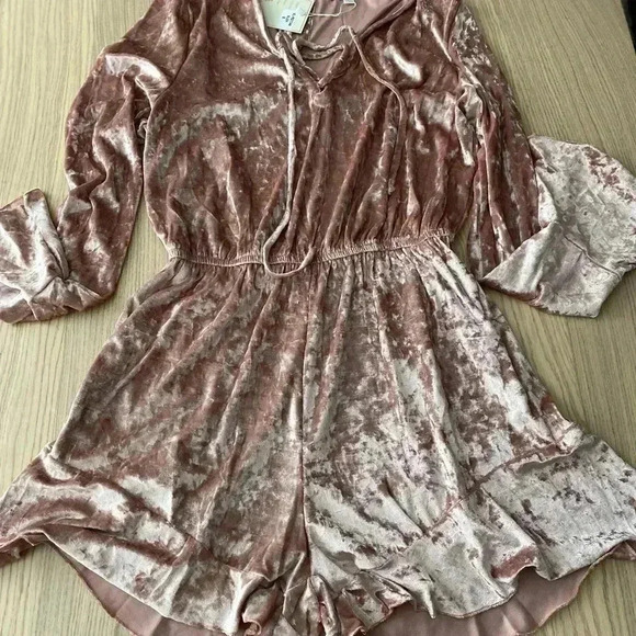 🆕Velzera Bell Sleeve Velvet Lace-Up Romper🆕 - Picture 5 of 13